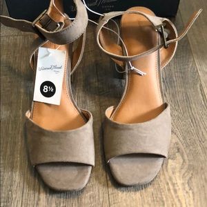 NWT Universal Thread Co. Block Heel Sandal